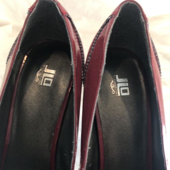 Pair of size 8.5 JLo burgundy and grey heels - Picture 5 of 9